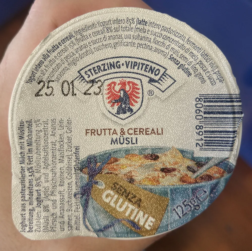 Yogurt frutta e cereali müsli