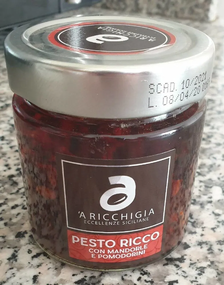 Pesto ricco con mandorle e pomodorini
