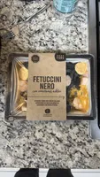 FETUCCINI NERO con camarones nikkei