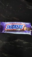 Barra recheada com caramelo, amendoim e nougat, coberta com chocolate meio amargo
