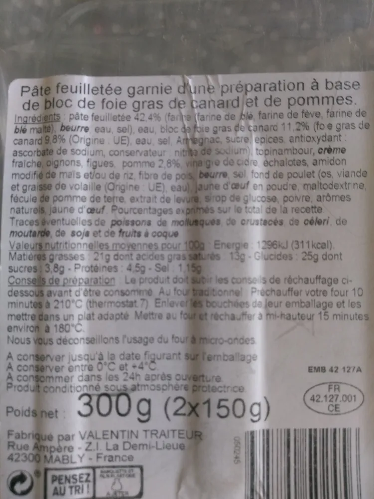 Pâte feuilletée garnie d'une préparation à base de bloc de foie gras de canard et de pommes