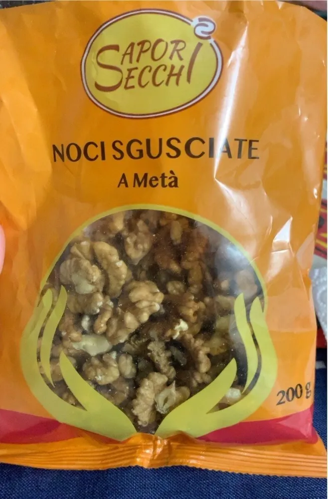Noci sgusciate a metà