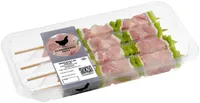 Brochetas de pollo, pimiento verde y tocino de cerdo con varilla