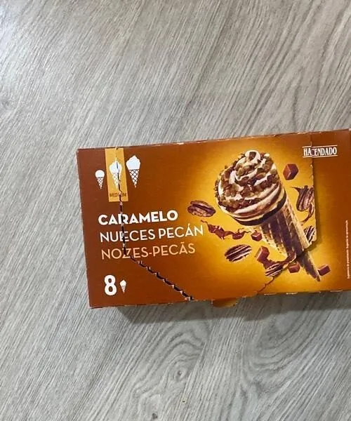 Corneto de caramelo e noz-pecã (tamanho médio)