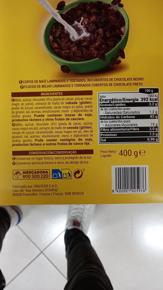 Copos de maíz laminados y tostados, recubiertos de chocolate negro