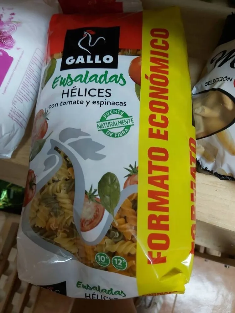 Hélices con tomate y espinacas