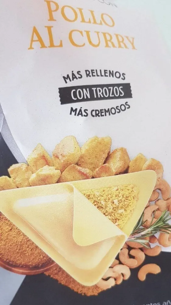 Triángulos con pollo al curry