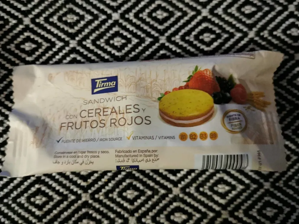 Sandwich con cereales y frutos rojos