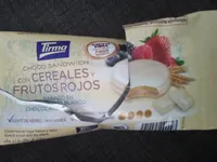Choco sándwich con cereales y frutos rojos