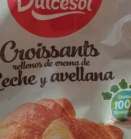 Croissants rellenos de crema de leche y avellana