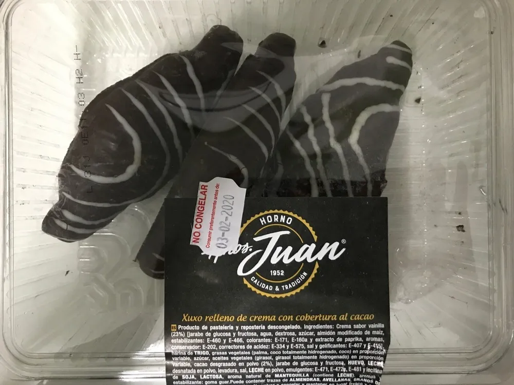 Xuxo relleno de crema con cobertura de cacao