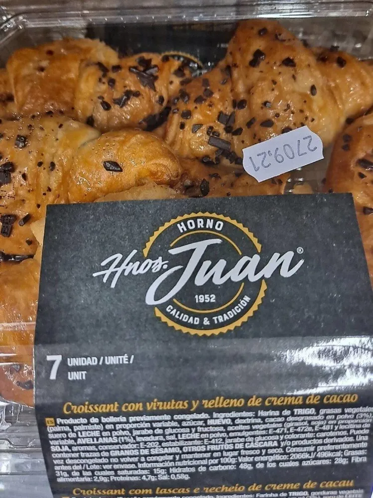 Croissant con virutas y relleno de crema de cacao