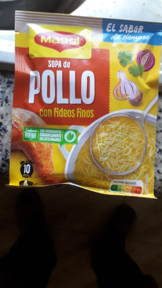 Sopa de pollo con fideos finos