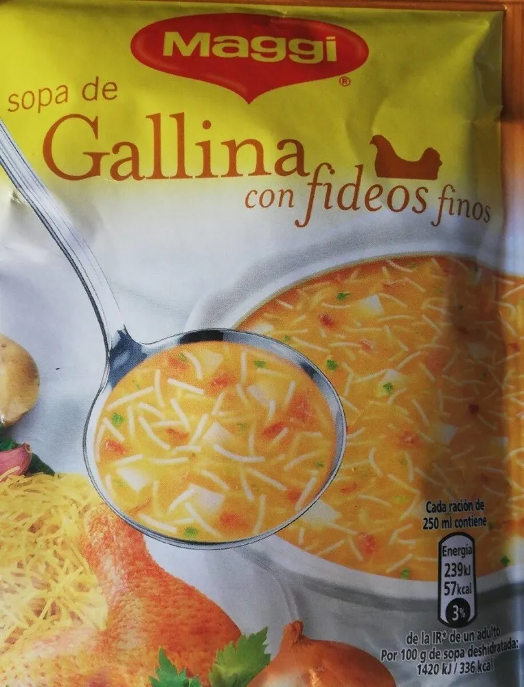 Sopa de gallina con fideos finos