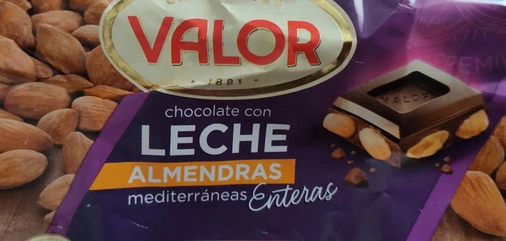 Chocolate con leche y almendras