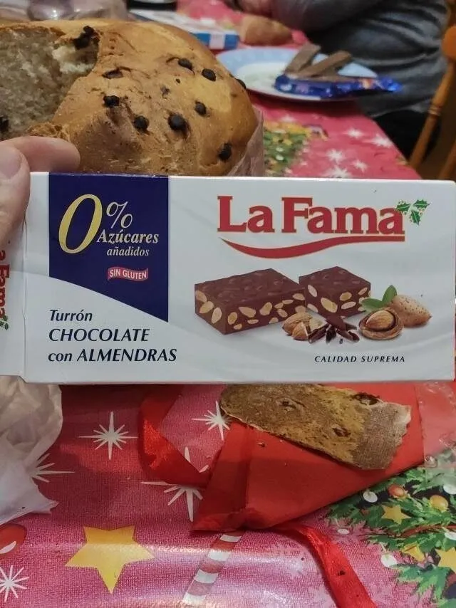 Turrón  chocolate con almendras