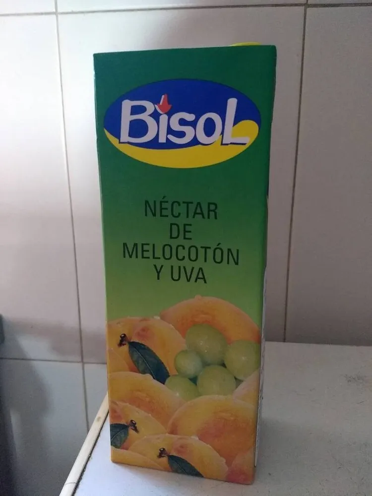 Jugo de melocotón y uva