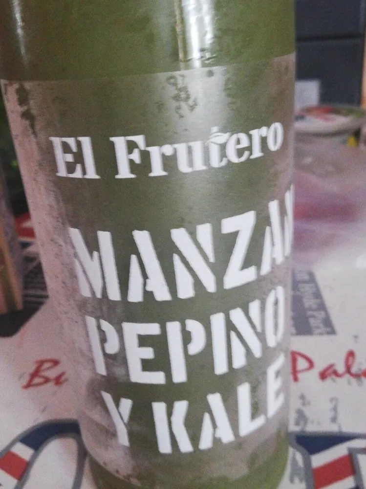Zumo de manzana, pepino y col rizada.