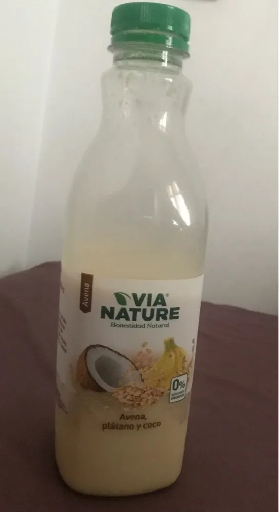 Bebida de zumo exprimido de plátano y coco con