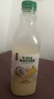 Bebida de zumo exprimido de plátano y coco con