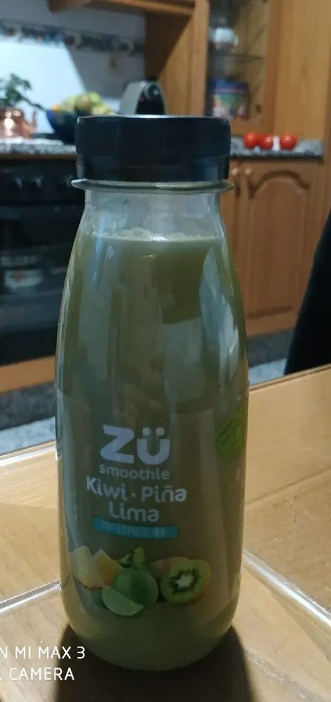 Smoothie kiwi piña y Lima con espirulina