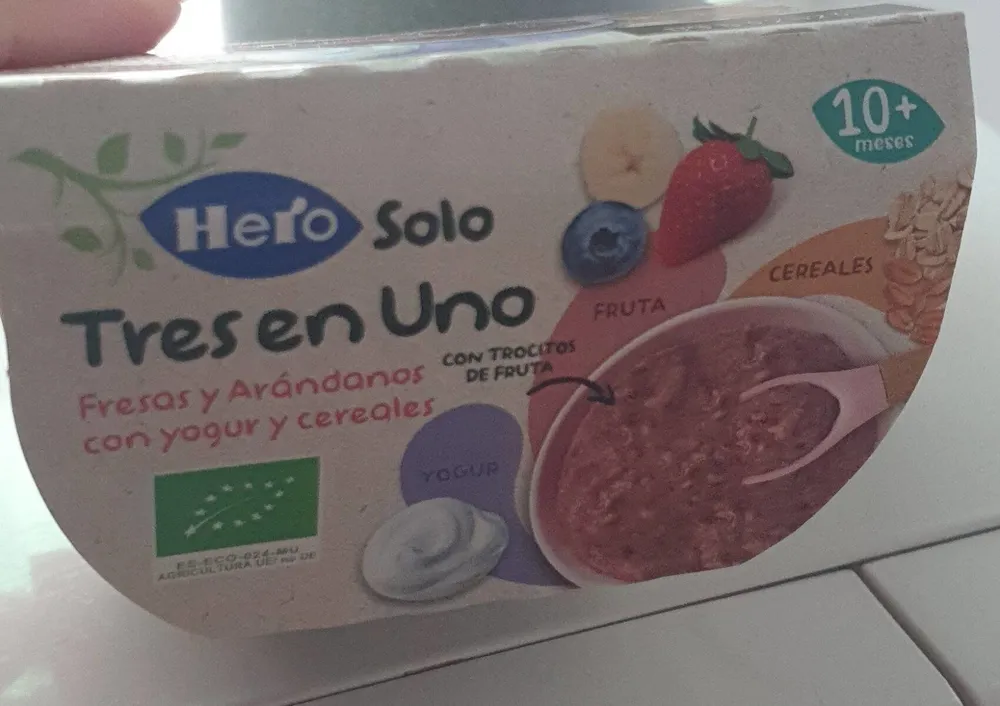 Tres en uno fresas y arándanos con yogur y cereales