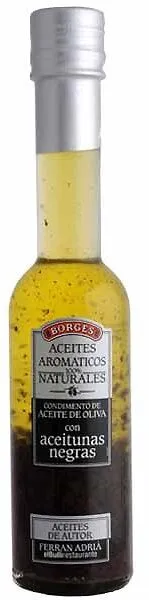Aceite de oliva con aceitunas negras