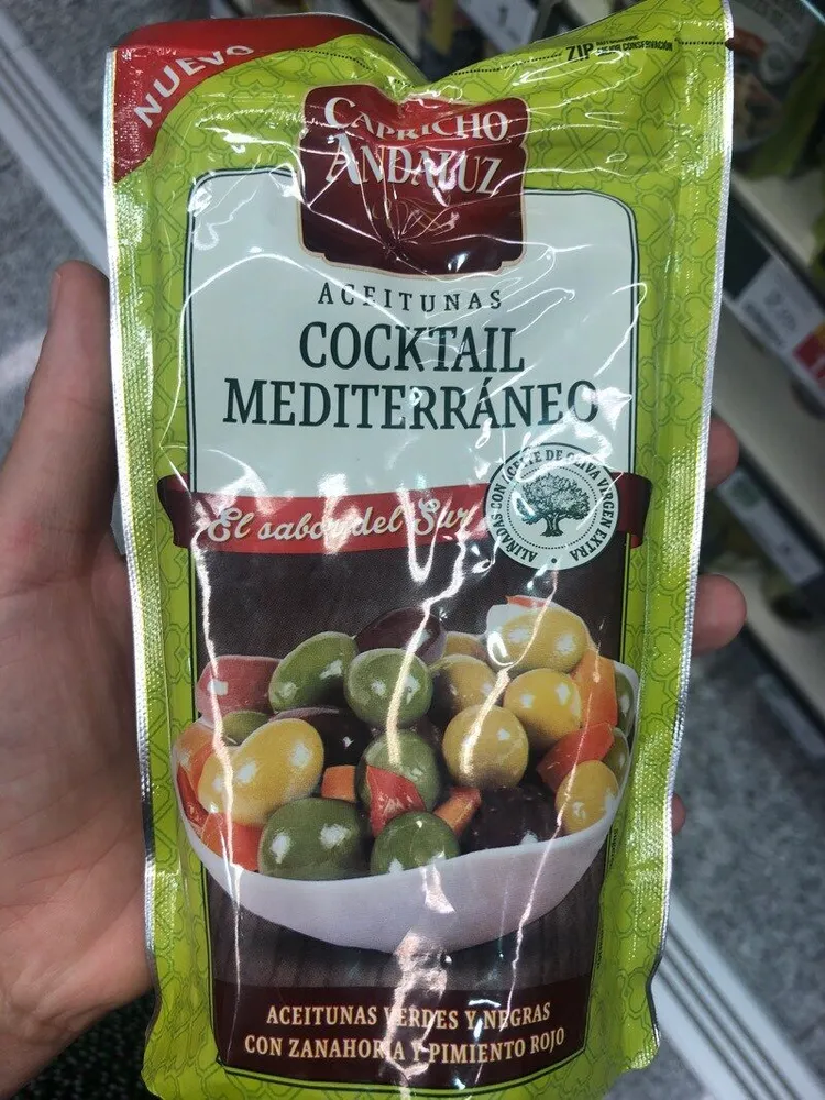 Cóctel de aceitunas verdes y negras con zanahoria