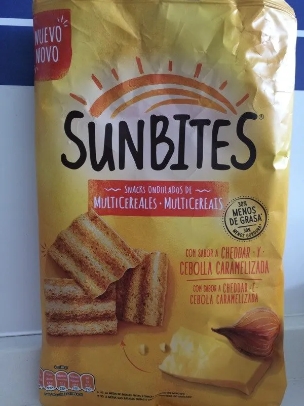 Snacks ondulados de multicereales con sabor a cheddar y cebolla caramelizada