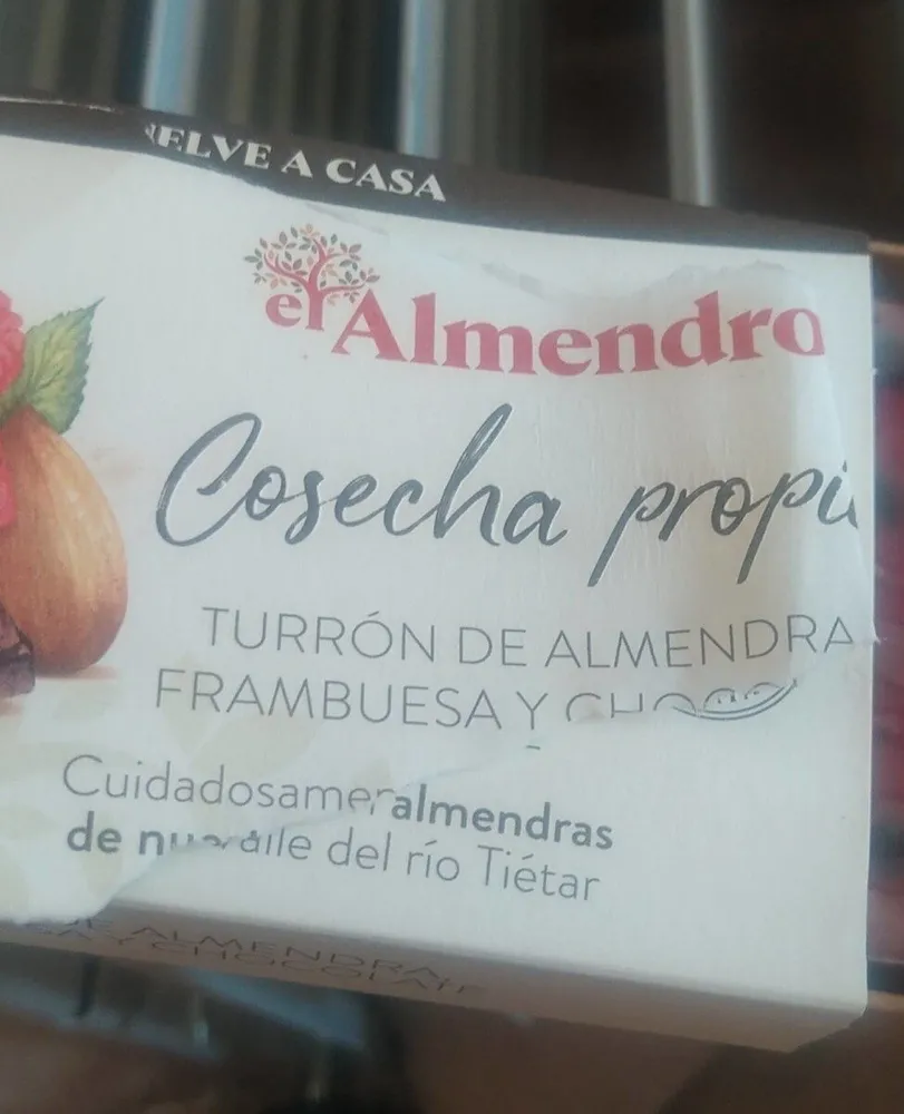 Turrón de almendra con frambuesa y chocolate