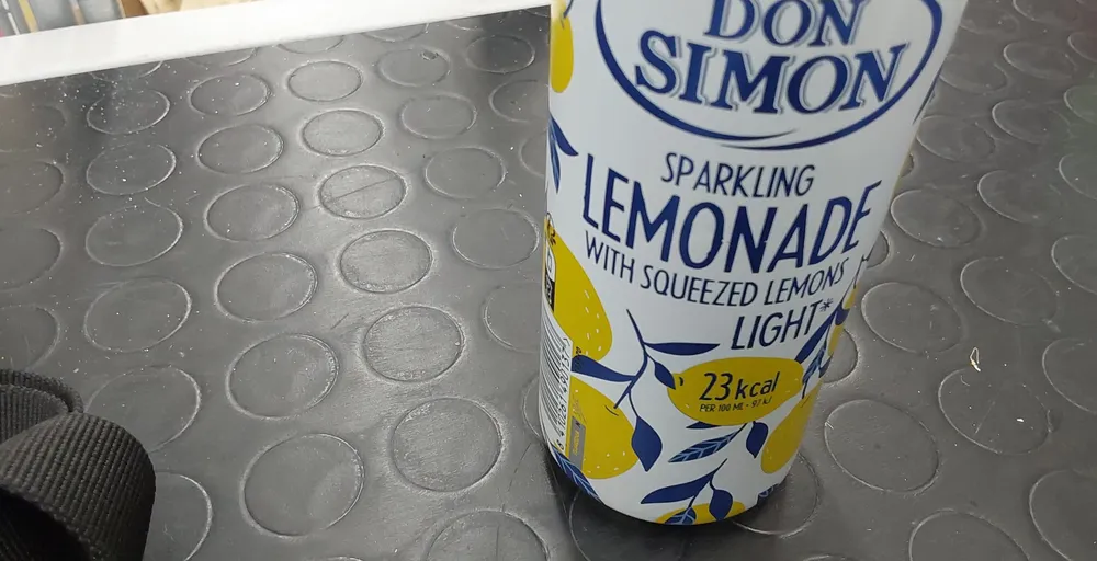 Sparkling Lemonade with Squeezed Lemon Light