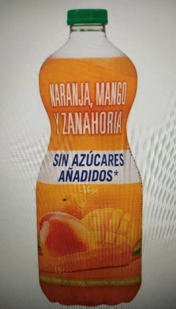Bebida de zumo de naranja, mango y zanahoria