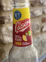 Tinto de verano con refresco de limón de vidrio