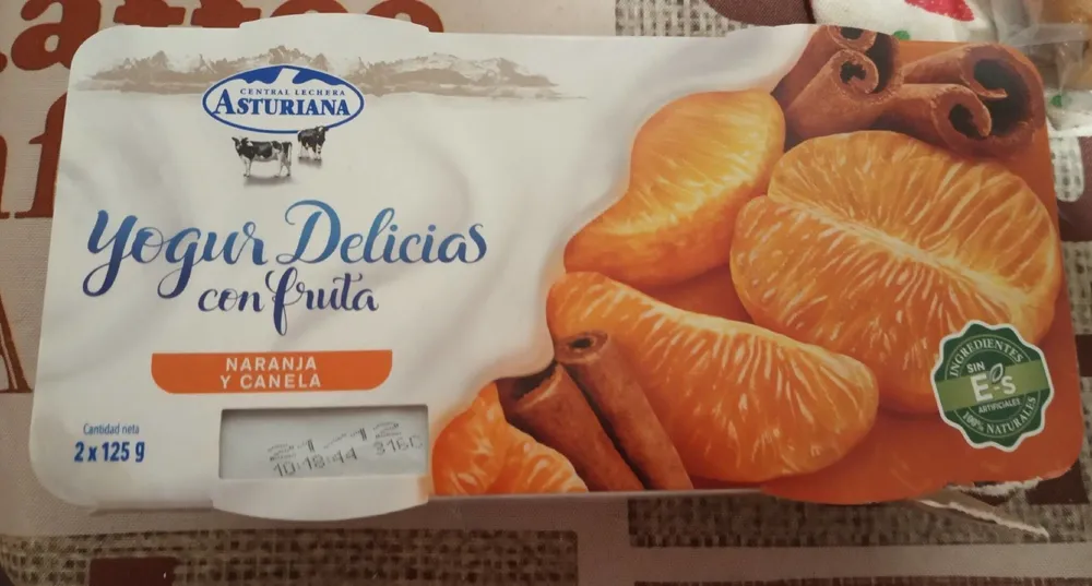 Yogur delicias con fruta naranja y canela