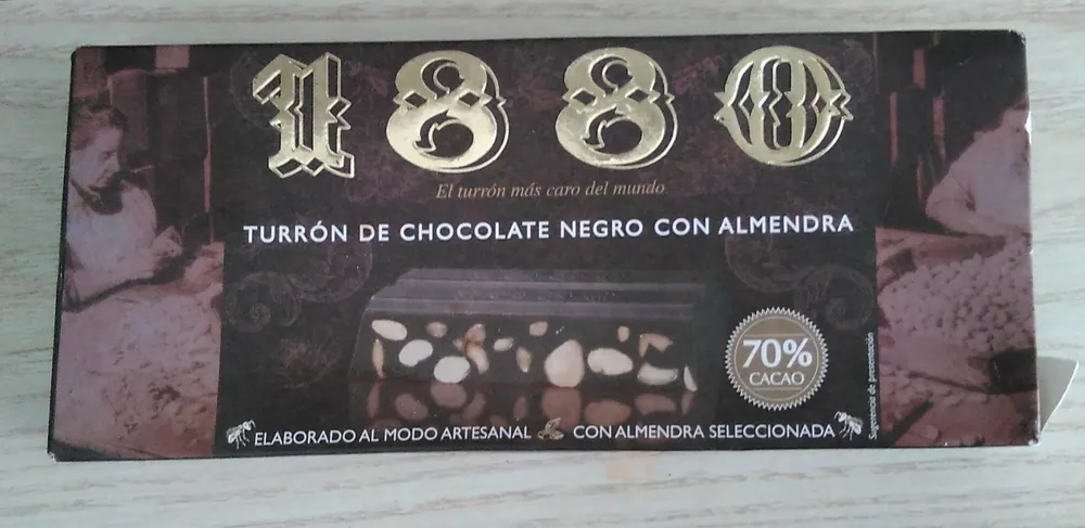 Turrón de chocolate negro con almendra