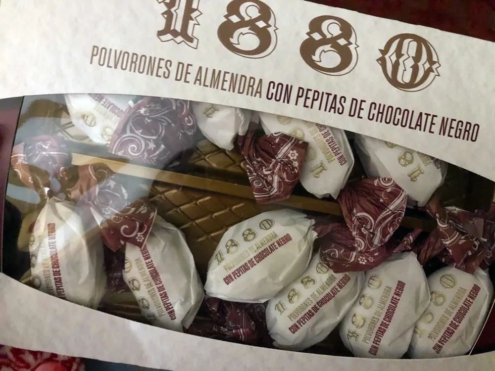 Polvorones de almendra con pepitas de chocolate negro