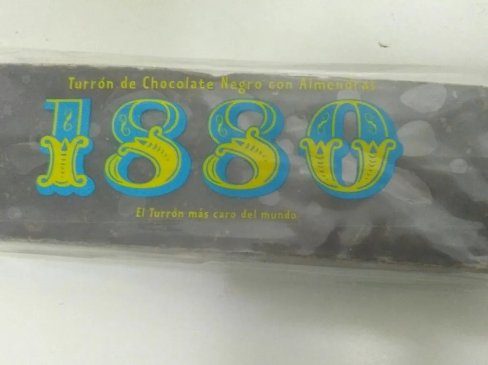 Turrón chocolate negro con almendras