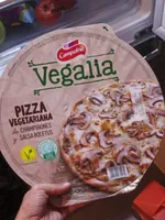 Pizza vegetariana de champiñones y salsa boletus