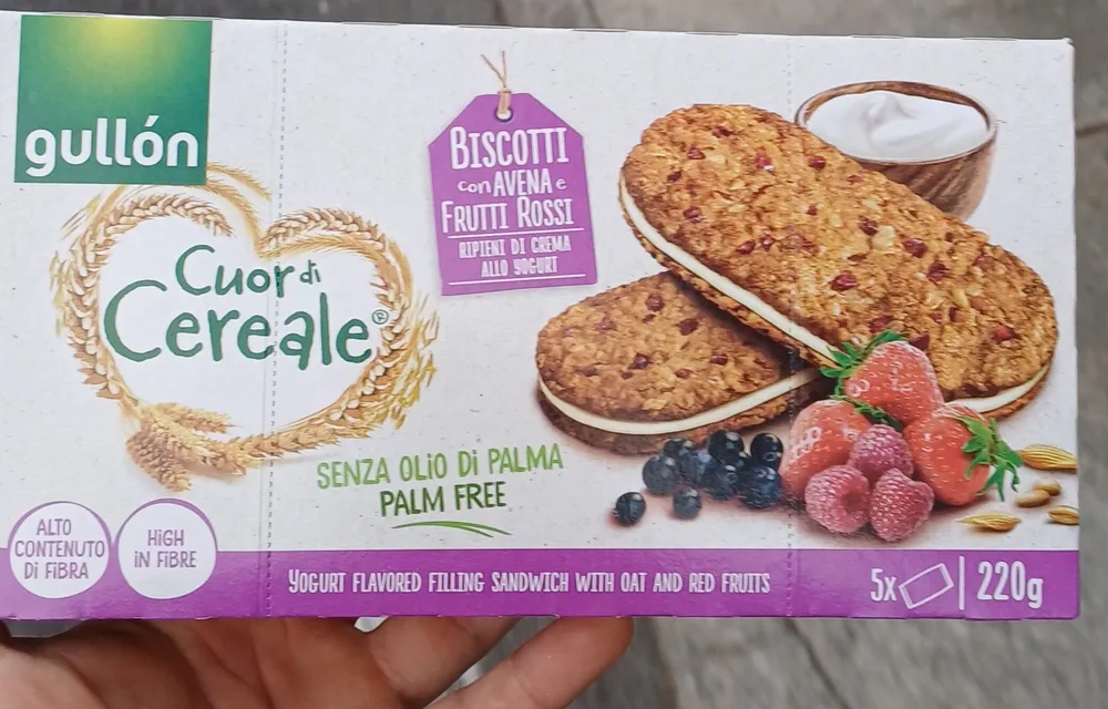 Cuore di cereale. Biscotti di avena con frutti rossi