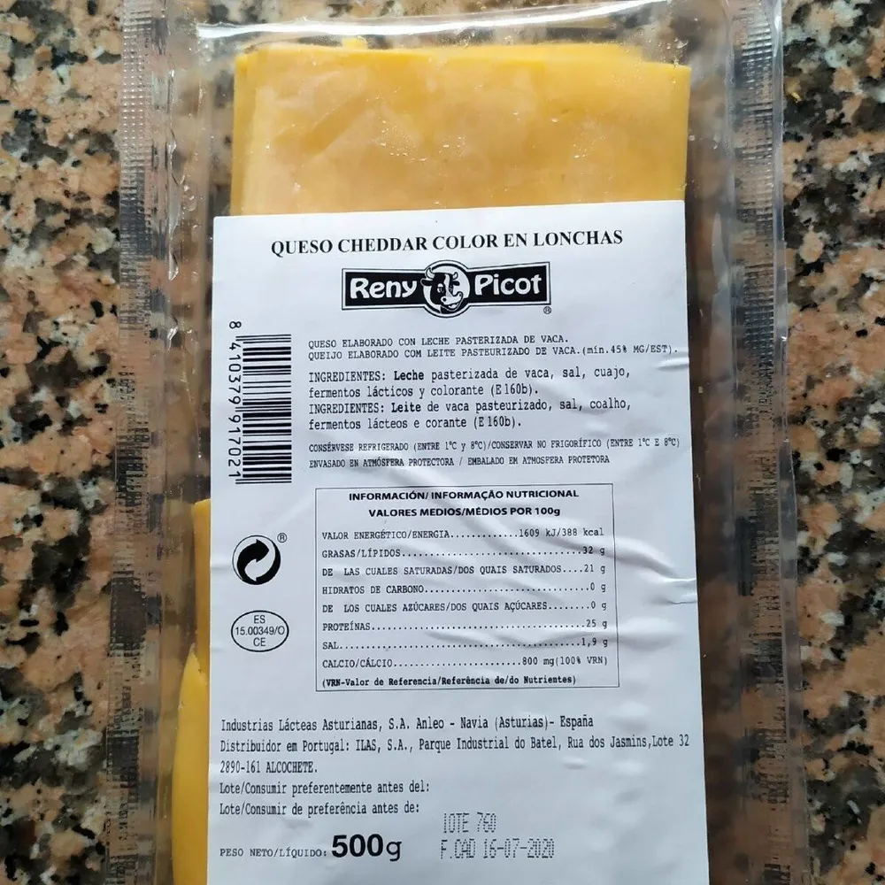 Queso cheddar color en lonchas