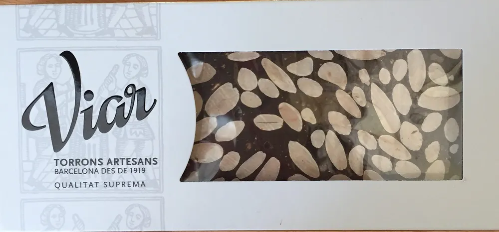 Turrón de chocolate con almendra