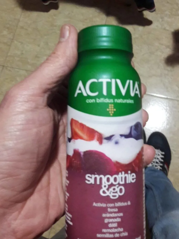 Activia Smoothie & Go de fresa, arándanos, granada, dátil, remolacha y semillas de chía