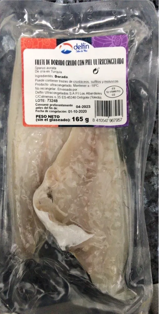 Filete de dorada cruda con piel ultracongelada