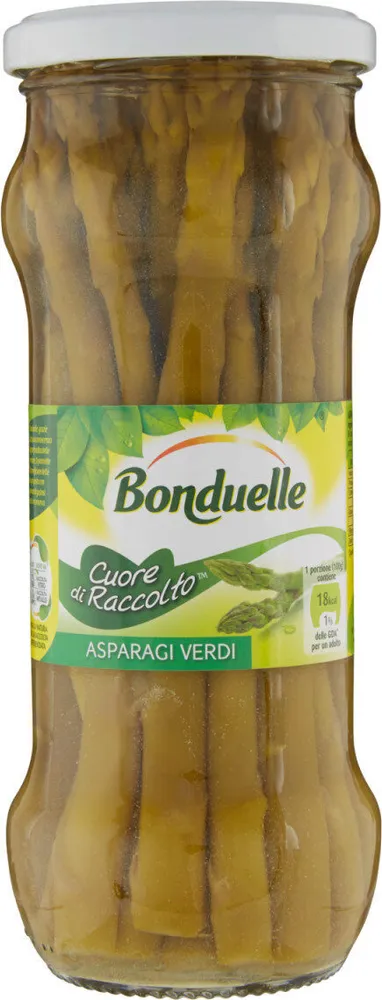 Cuore di raccolto asparagi verdi