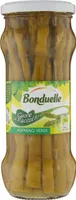 Cuore di raccolto asparagi verdi
