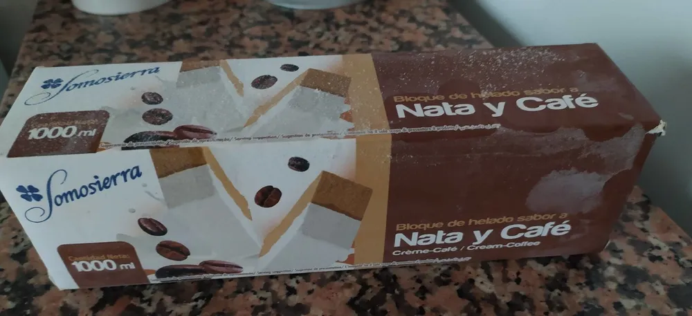 Bloque de helado sabor a nata y café