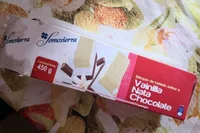 Bloque de helado sabor a vainilla nata y chocolate