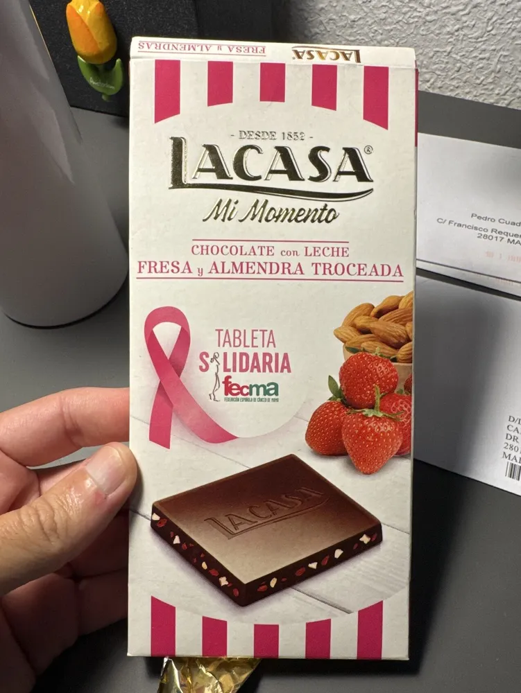 Chocolate con leche sabor fresa y almendra troceada