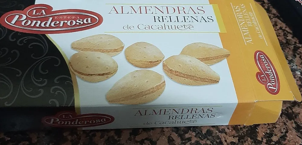 almendras rellenas de cacahuete