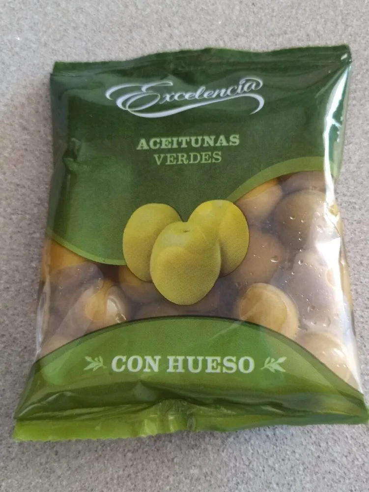 Olivas verdes con hueso